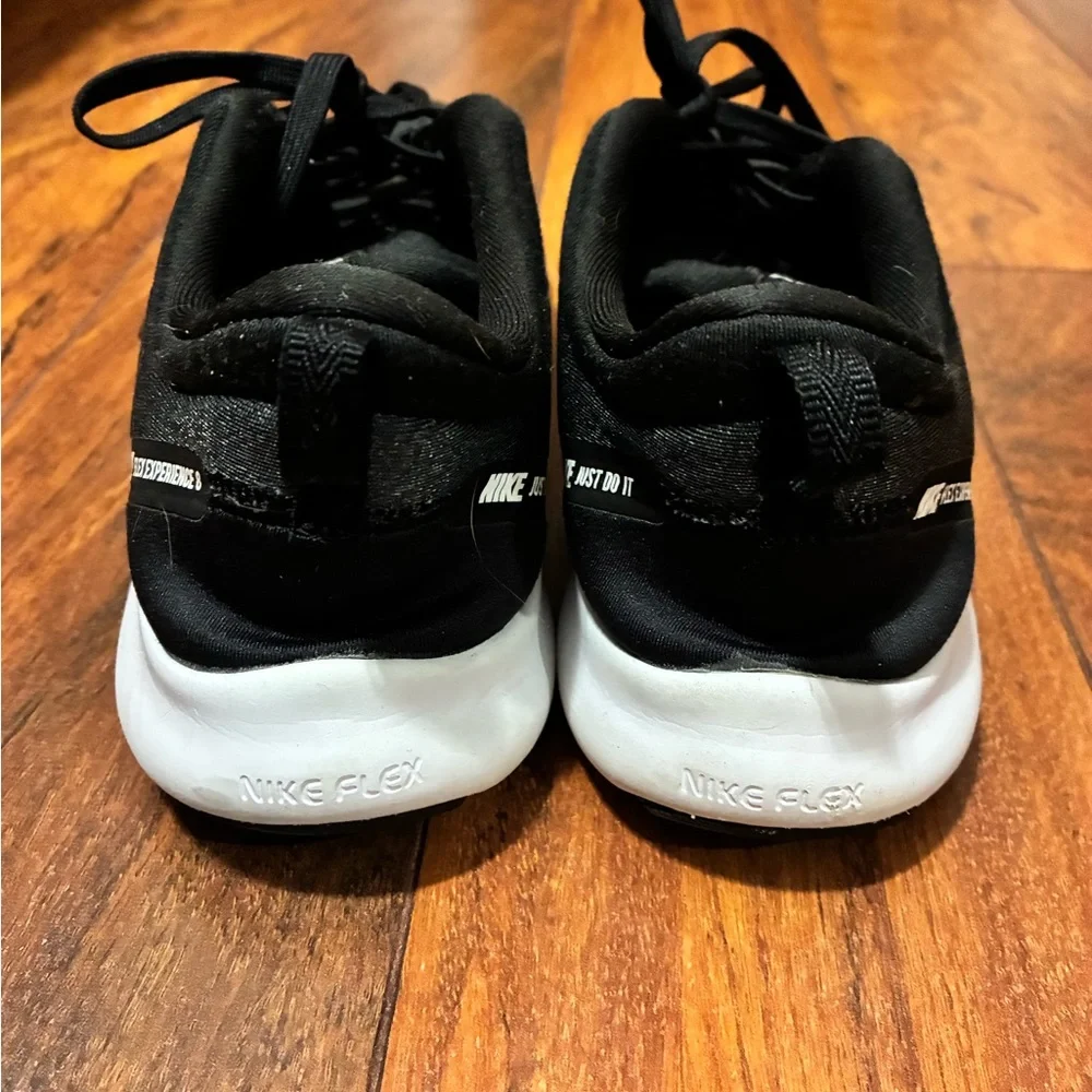 Nike Women's Flex Experience8 Running Shoe Size 9.5 Black Gray Sneaker Low Top - Picture 3 of 5